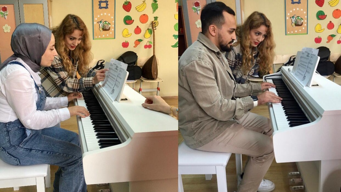 Okulumuzda Öğretmenlerimize Yönelik Piyano Kursumuz Başladı